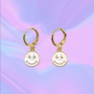 🌸 NEW Smiley Face Huggie Earrings 🌸